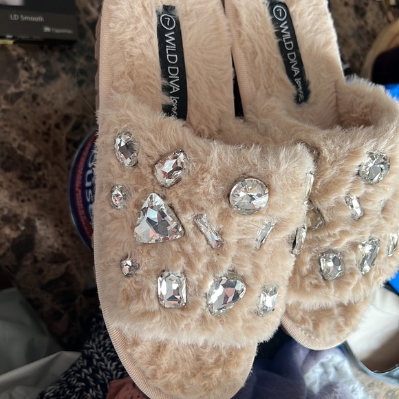 Wild diva size 7 glam slippers lightly used /tried on - Picture 4 of 4